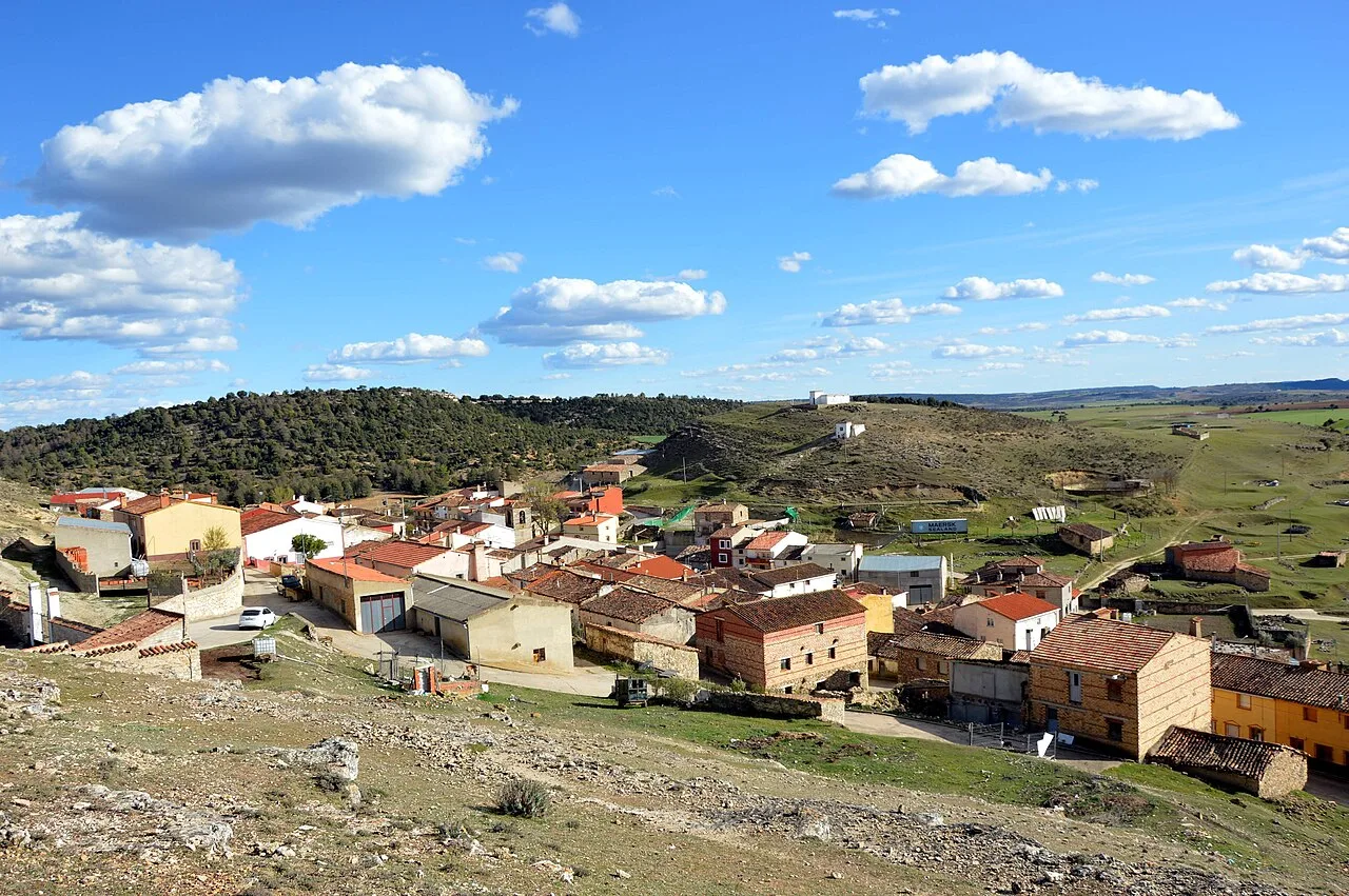 Vista parcial (meridional) del caserío de Pajarón (Cuenca), desde el cerro del castillo (2017).