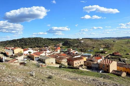 Vista parcial (meridional) del caserío de Pajarón (Cuenca), desde el cerro del castillo (2017).