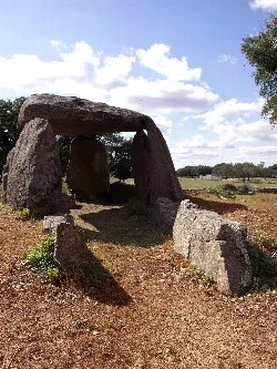Dolmen de piedra con grandes piedras verticales y una losa horizontal en la parte superior.