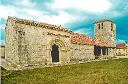 Iglesia románica con torre y fachada de piedra en Campisábalos.