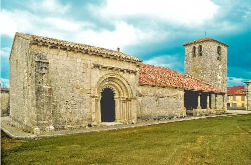 Iglesia románica con torre y fachada de piedra en Campisábalos.