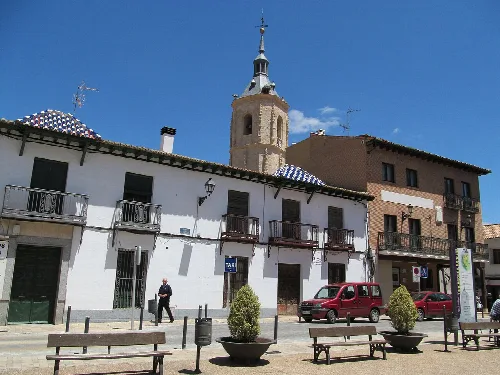 Platz in Yunquera de Henares mit Kirche und weißen Gebäuden.