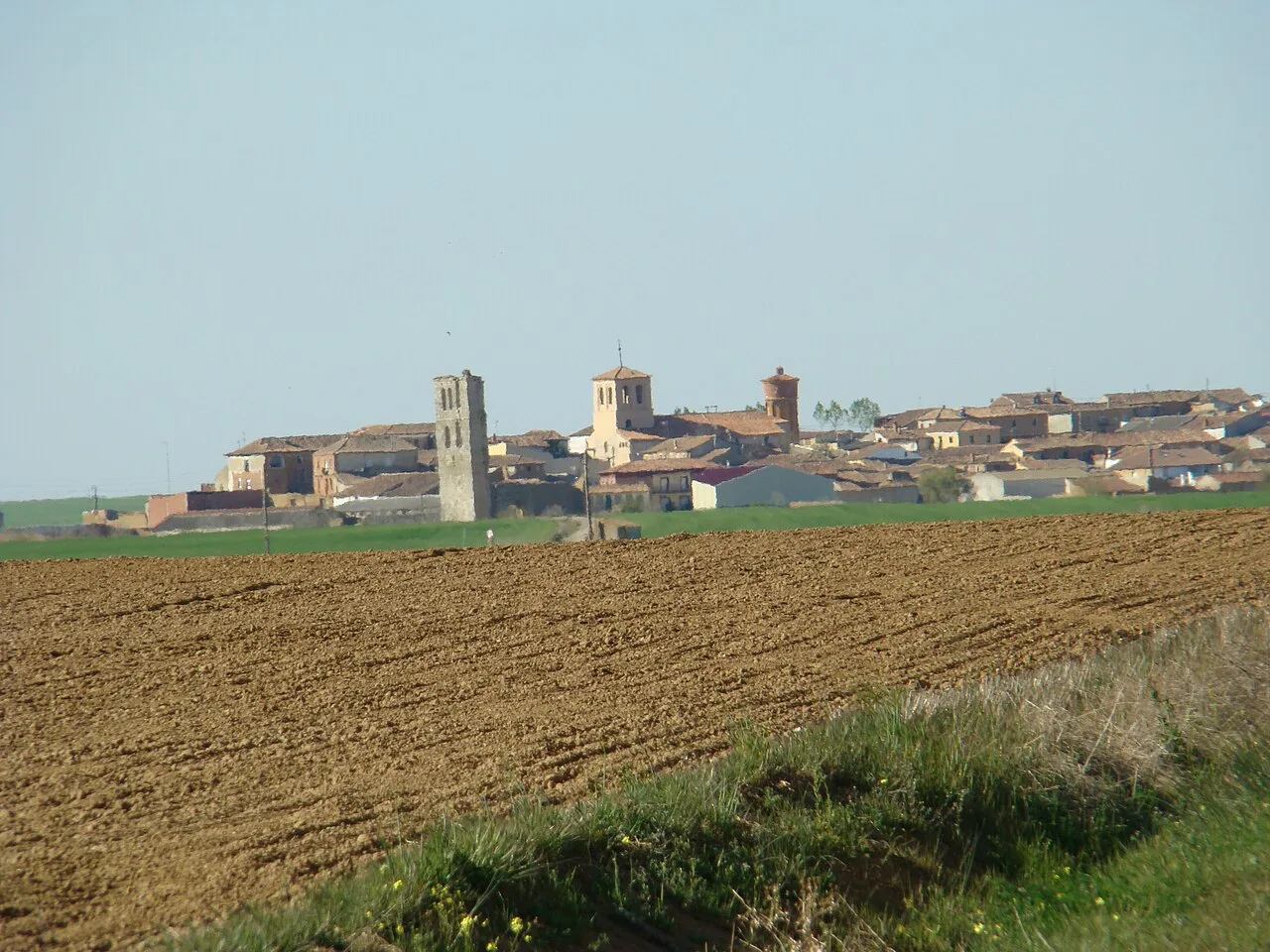 Vista general de Tamariz de Campos, provincia de Valladolid, España. La foto está tomada desde el Canal de Castilla.