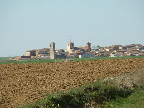 Vista general de Tamariz de Campos, provincia de Valladolid, España. La foto está tomada desde el Canal de Castilla.