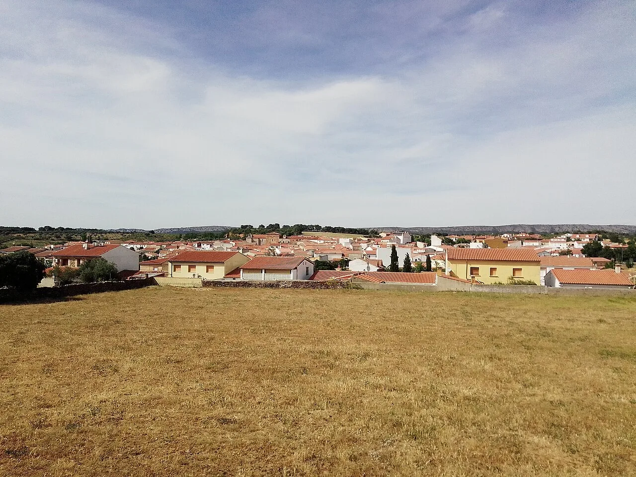 Vista de casas y cielo en Torrejón el Rubio.
