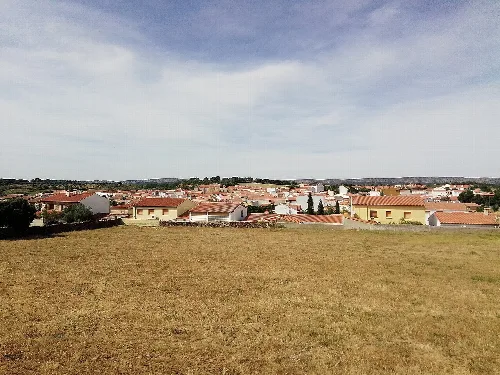 Häuser und Himmel in Torrejón el Rubio.