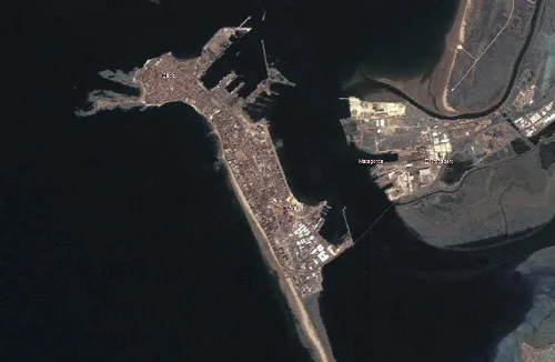 Luftaufnahme von Cádiz mit Hafen und Halbinsel an der Atlantikküste.