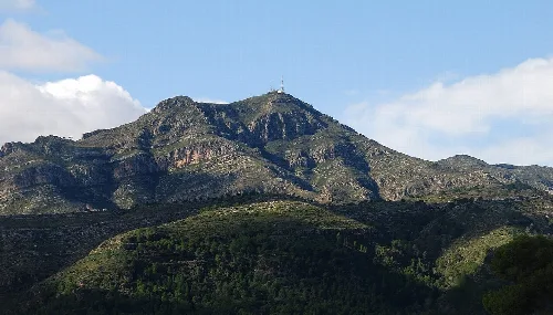 En la foto podemos ver el pico del Monduver, la montaña famosa en una de las rutas naturales de Xeraco.