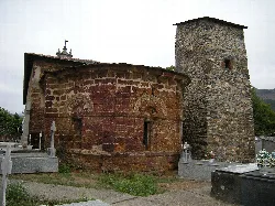Iglesia de piedra con torre y cementerio en Ribas del Sil.