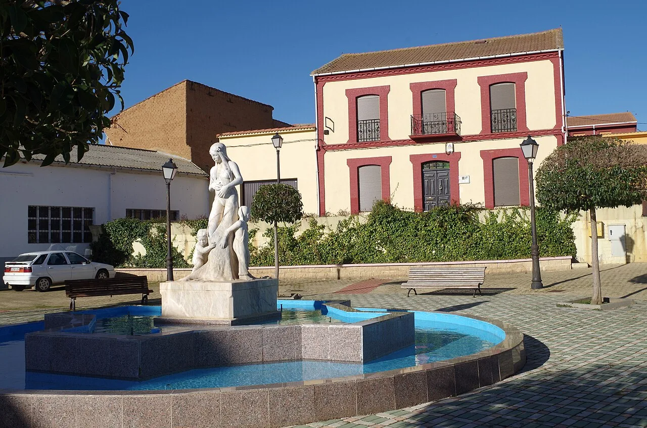 Brunnen mit Skulptur auf dem Platz von Algadefe, León, Spanien.