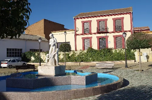 Brunnen mit Skulptur auf dem Platz von Algadefe, León, Spanien.