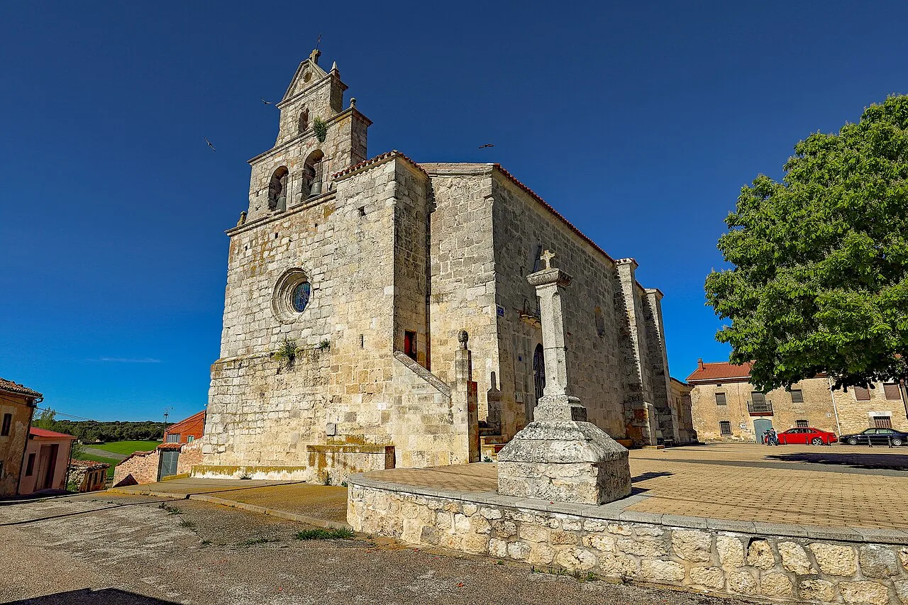 Kirche Santa María de la Torre in Cilleruelo de Arriba mit Turm und Steinfassade.