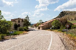 Ländliche Straße mit Häusern und Hügeln in Tierzo.
