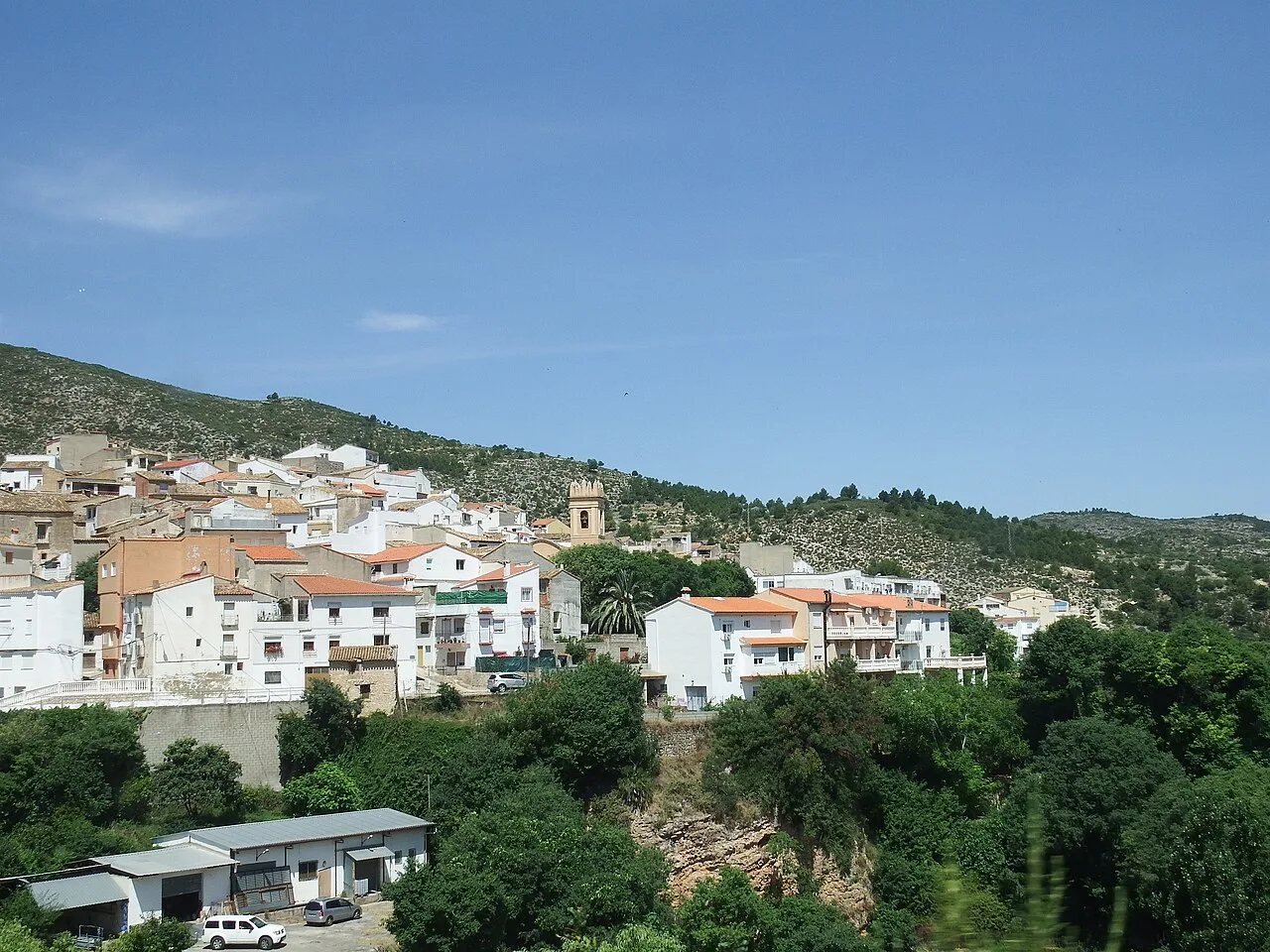 View of white houses and greenery in a mountainous area in Millares.