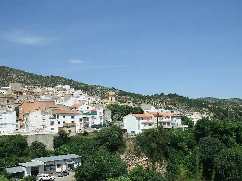 Blick auf weiße Häuser und Grün in einer bergigen Gegend in Millares.
