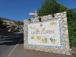 Mural cerámico en la entrada de Castellnovo con ilustraciones y el nombre del municipio.