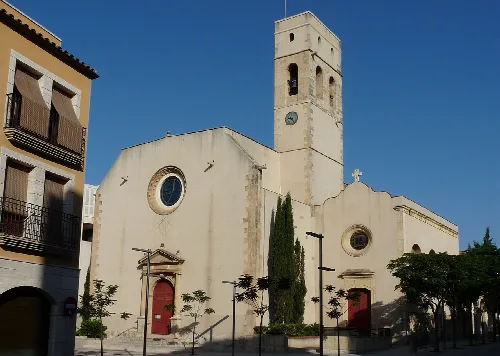 Kirche Sant Esteve mit Turm und weißer Fassade in Vila-seca.