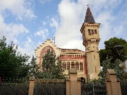 Casa con torreón y detalles góticos en Paterna.