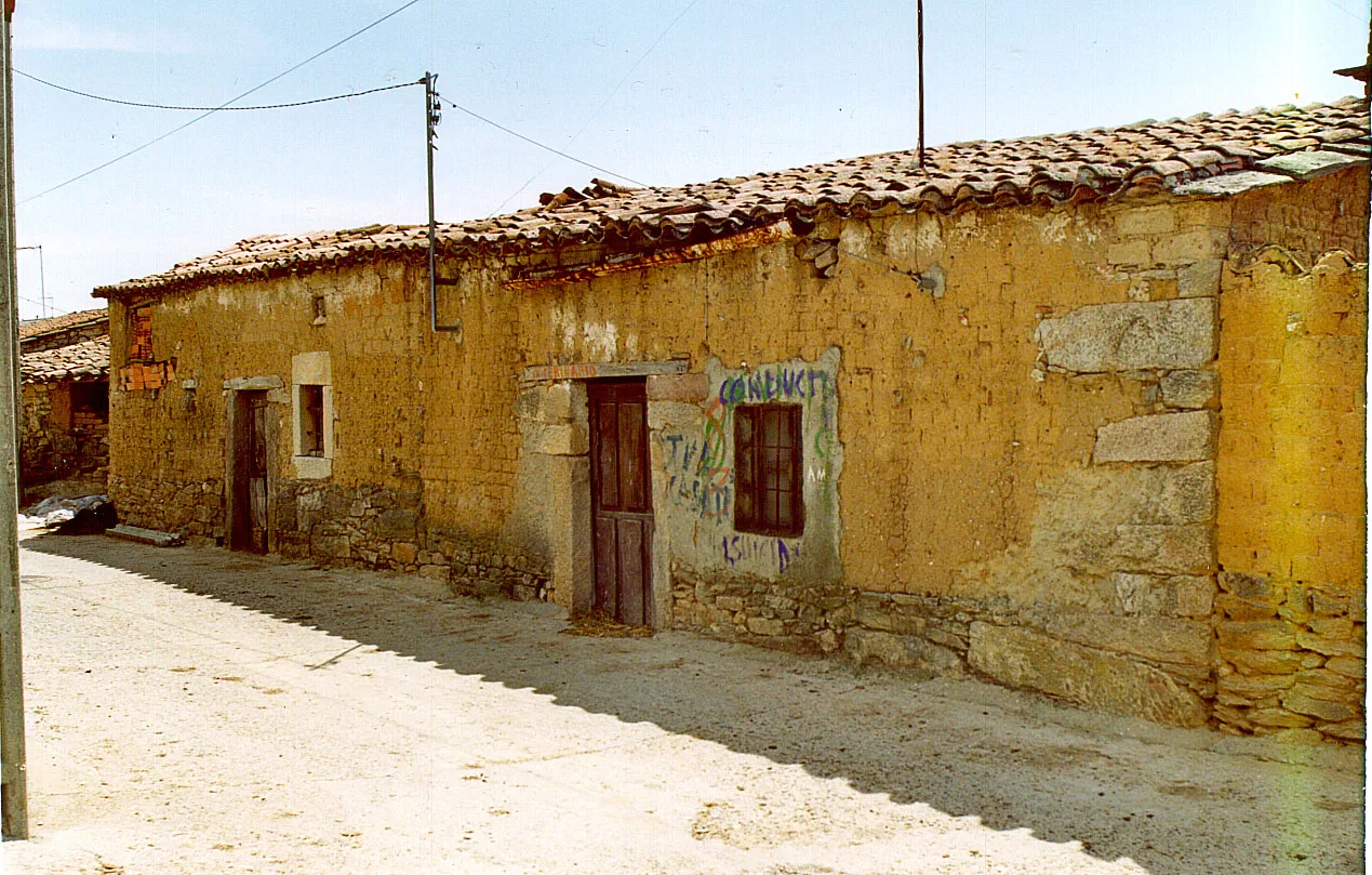 En Villaseco del Pan, Zamora. (Casa típica de piedra y adobe)