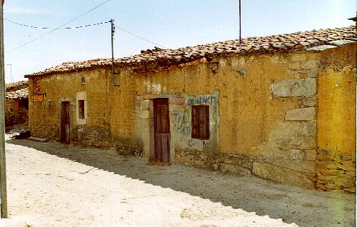 En Villaseco del Pan, Zamora. (Casa típica de piedra y adobe)