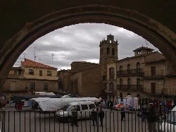 Vista de la plaza mayor de Fermoselle con puestos y edificios históricos.