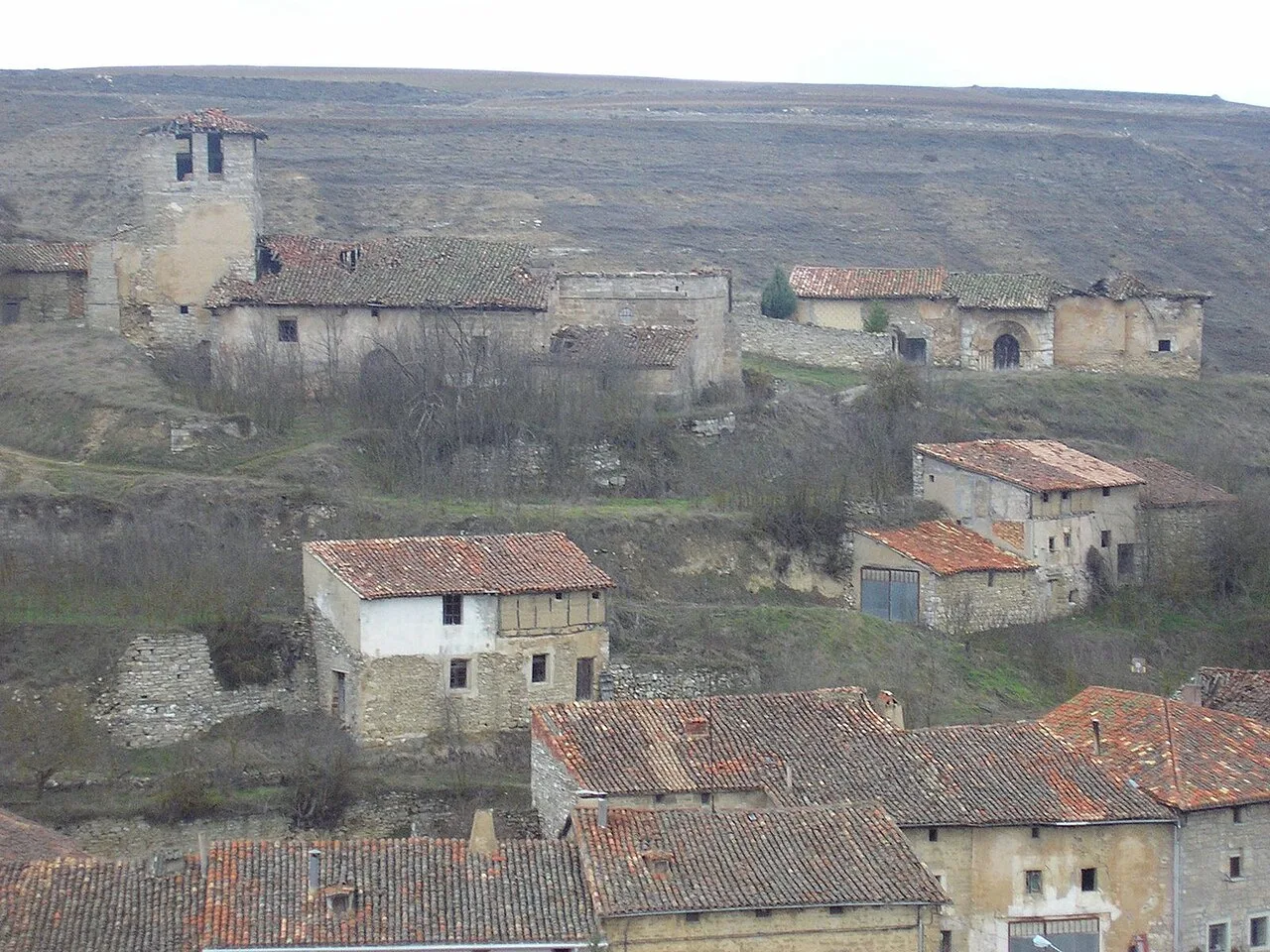 Iglesia románica y casas en Carrias, Burgos.