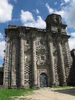 Fachada de un monasterio con columnas y detalles ornamentales.