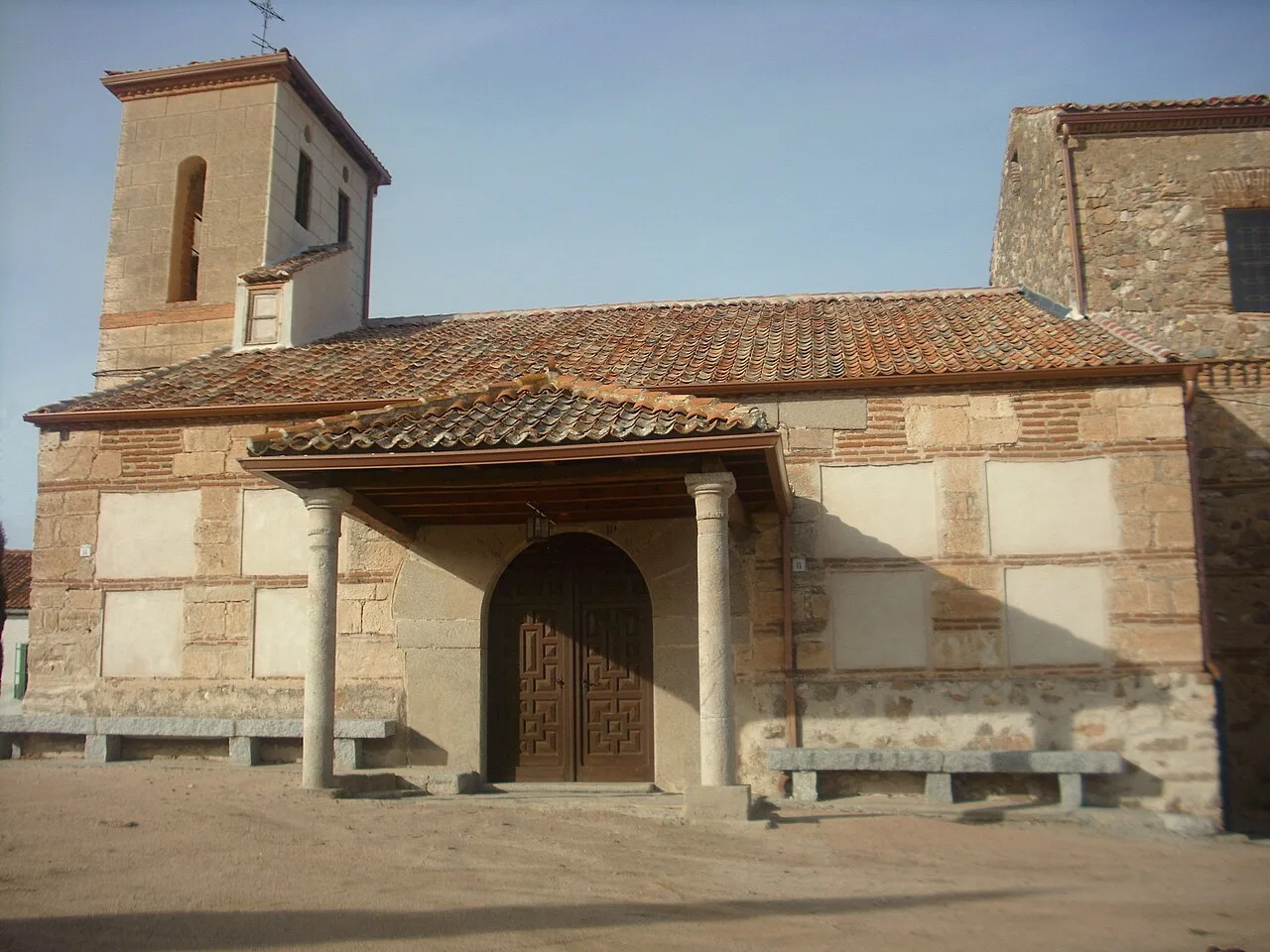 Kirche von Monterrubio mit Portikus und Turm in Segovia.