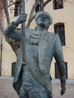 Statue eines Mannes mit Brille und Stock in Gandia.