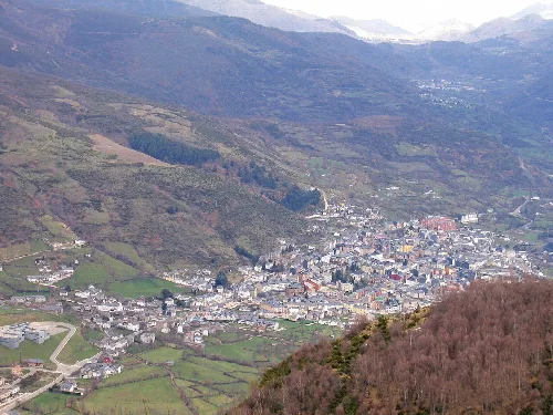 Luftaufnahme von Villablino und San Miguel de Laciana in León, mit Bergen und Vegetation.