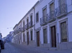 Calles con casas blancas y balcones de hierro en Villanueva de Córdoba.