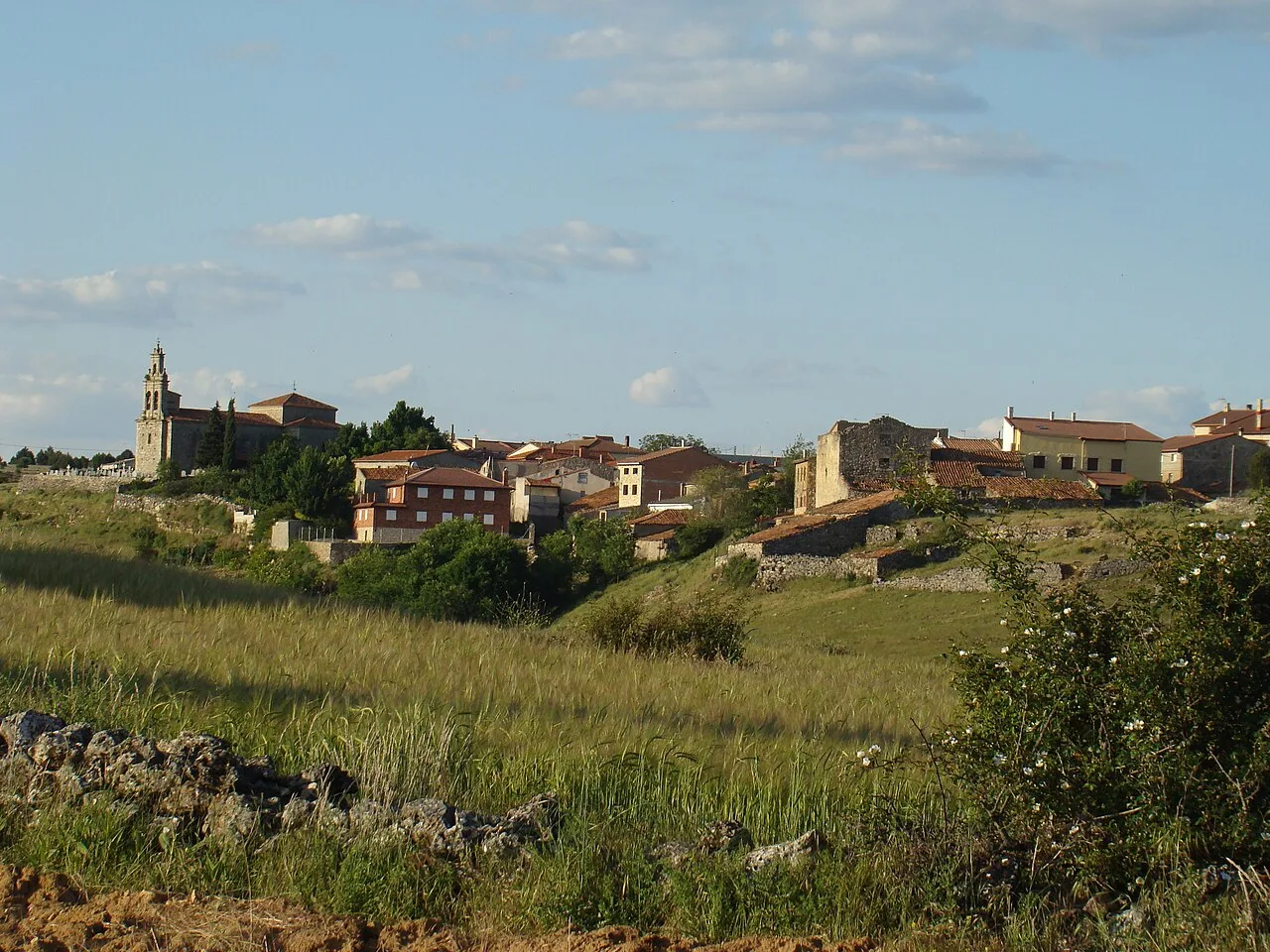 Landschaft mit Kirche und Häusern in Huertahernando, Guadalajara.
