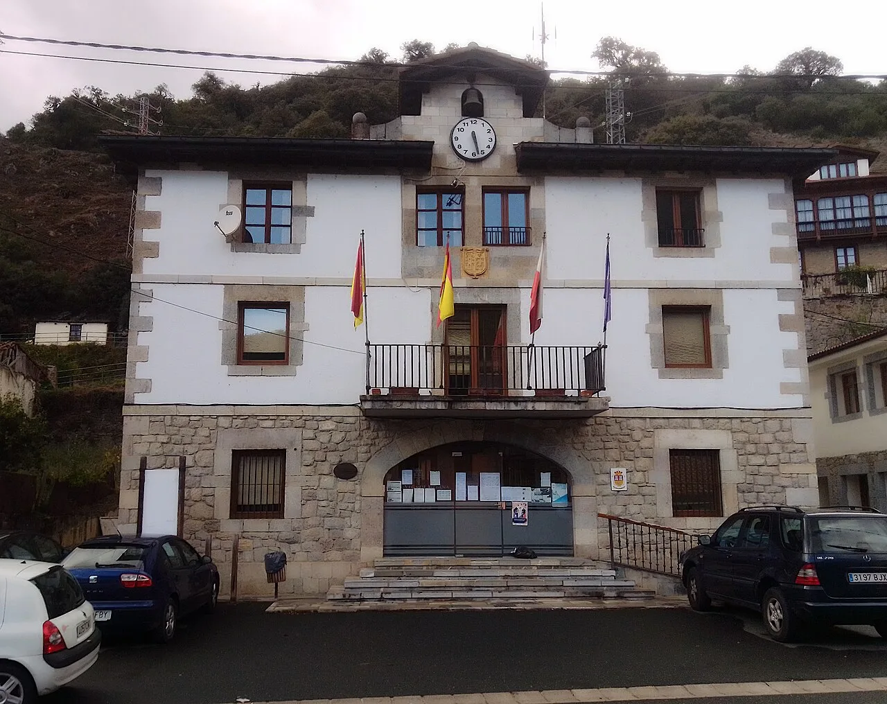 Gebäude mit Uhr und Flaggen in Vega de Liébana.