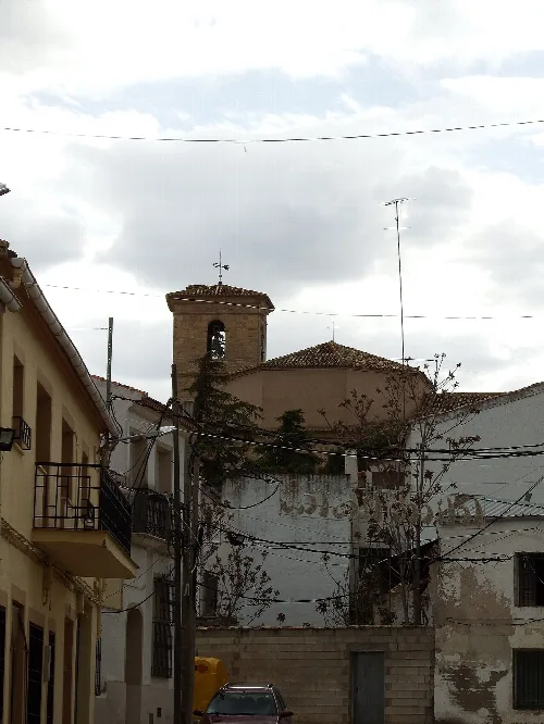 Enge Straßen mit Gebäuden und einer Kirche mit Glockenturm in Villarejo de Fuentes.