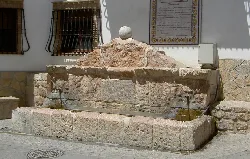 Fuente de piedra con bola en Laujar de Andarax.