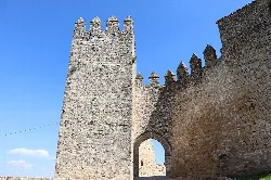 Steinbogen und Turm an der Puerta de los Santos in Sabiote.