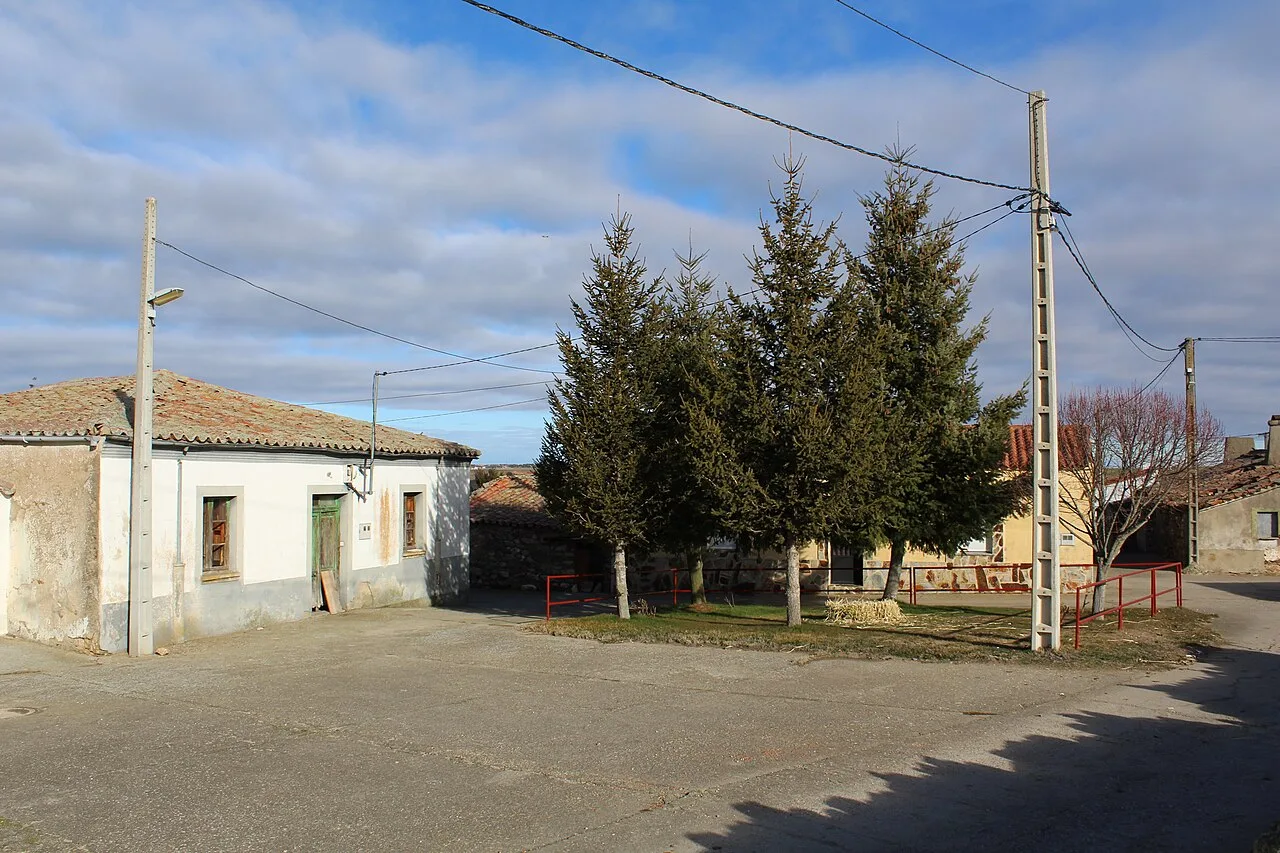 Plaza con árboles y casas en Buenavista, Salamanca.