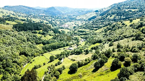 Vista general del valle del río Cieza. Cantabria.