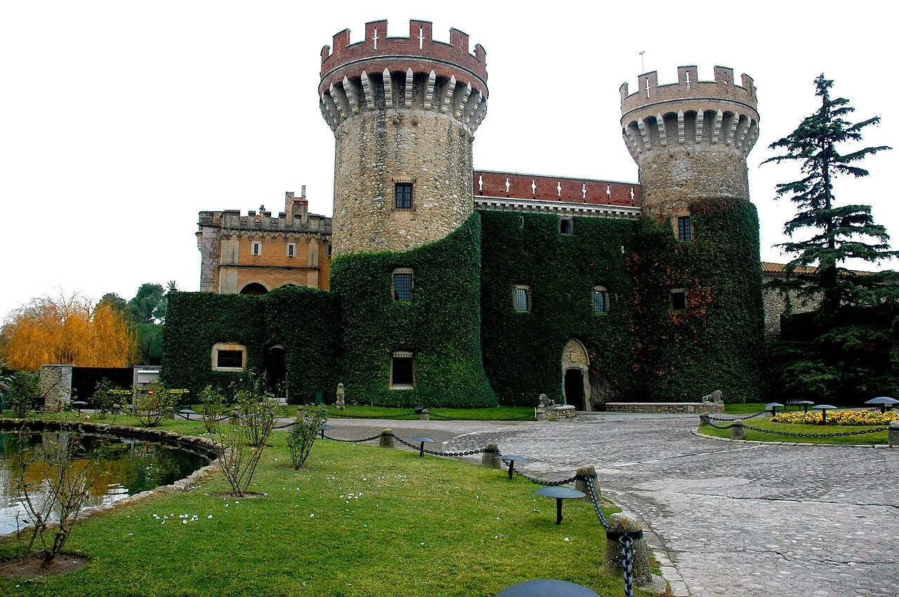 Schloss mit runden Türmen und bewachsenen Mauern in Perelada.