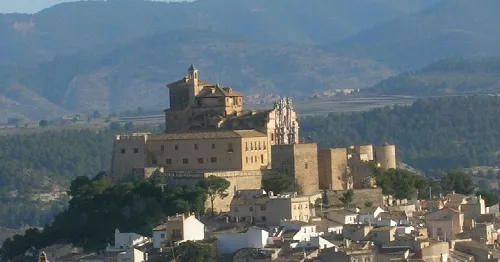 Schloss und Heiligtum in Caravaca de la Cruz mit Bergen im Hintergrund.