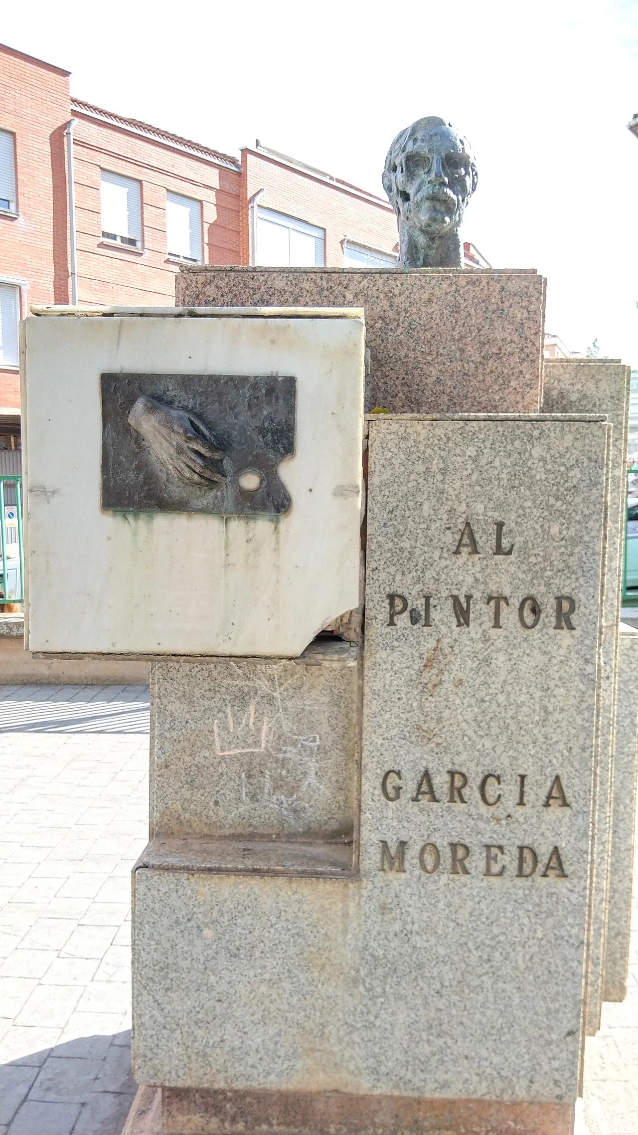 Brustbild und Reliefporträt des Malers García Moreda in Alberite.
