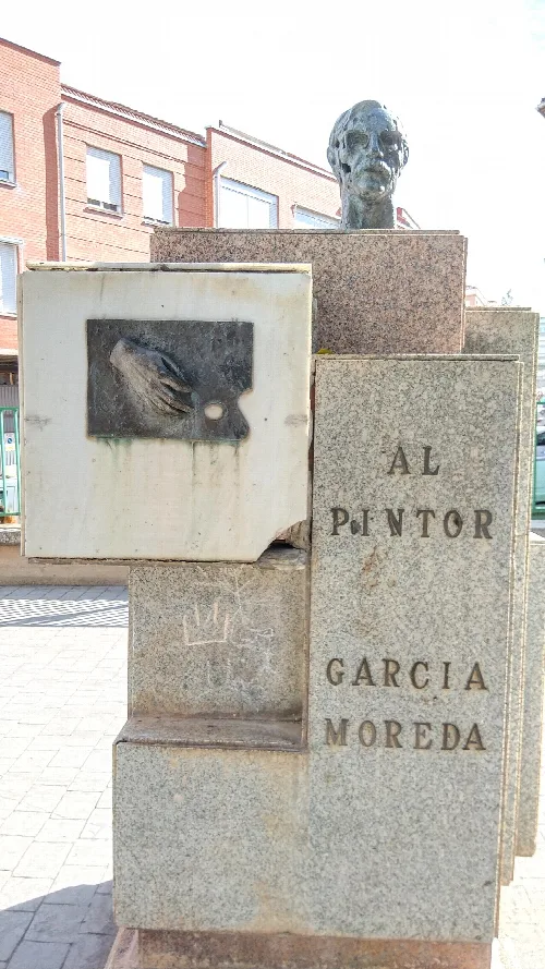 Bust and relief portrait of painter García Moreda in Alberite.