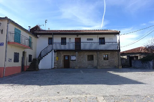 Gebäude mit Steinfassade und Balkon in Nava de Francia, Salamanca.