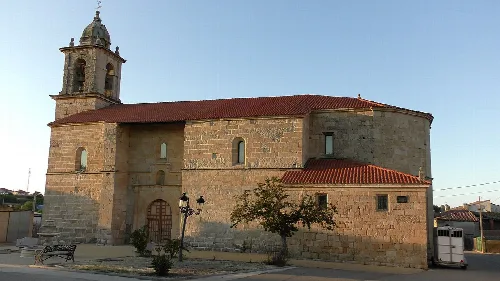 Steinige Kirche mit Glockenturm in Argujillo.