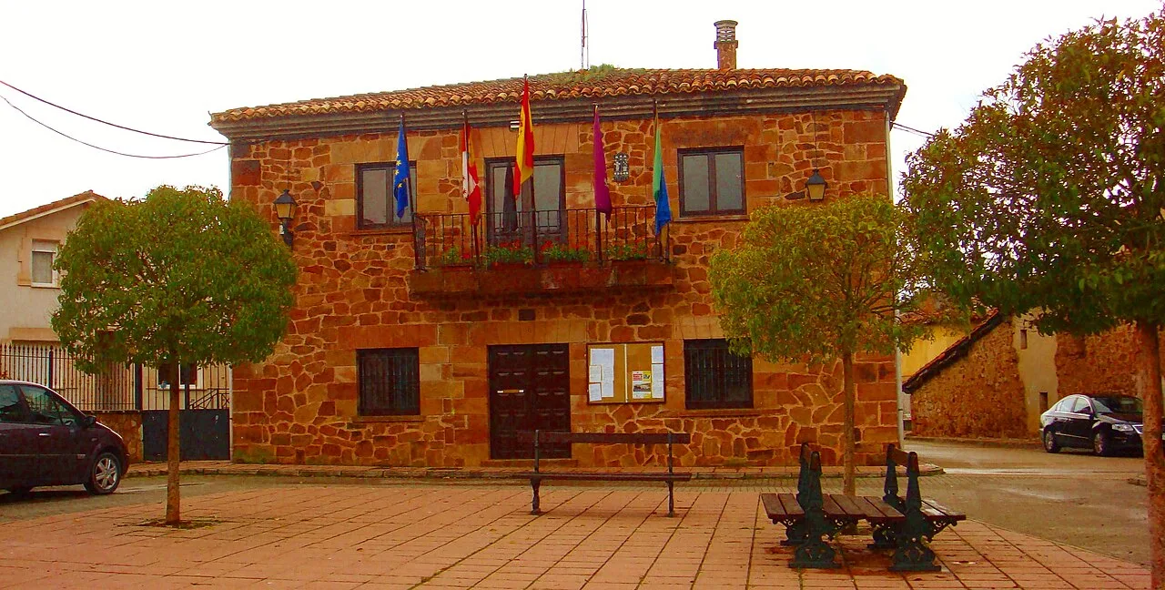 Steingebäude mit Flaggen an der Fassade, Rathaus von Villasur de Herreros.