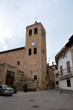Campanario de la parroquial de El Cuervo con reloj y detalles restaurados.