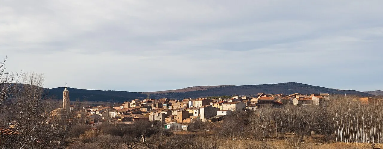 Panoramic view of San Martín del Río with houses and hills in the background.