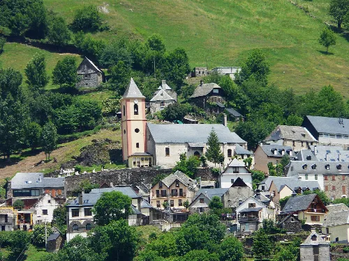 Le village de Canejan vu depuis Bausen, Val d'Aran, Espagne.
