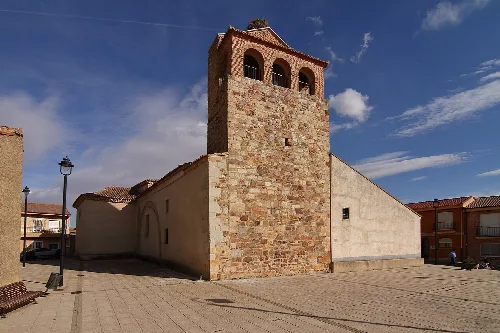 West- und Nordfassade der Kirche San Pedro in Pajares de la Lampreana.
