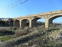 Puente de piedra con arcos sobre el río Andarax en Viator.